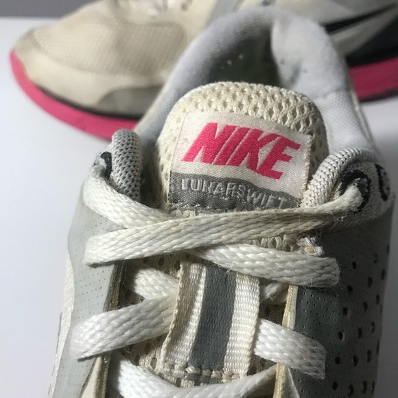 Women’s Nike Shoes - Size 8.5 - Picture 4 of 8
